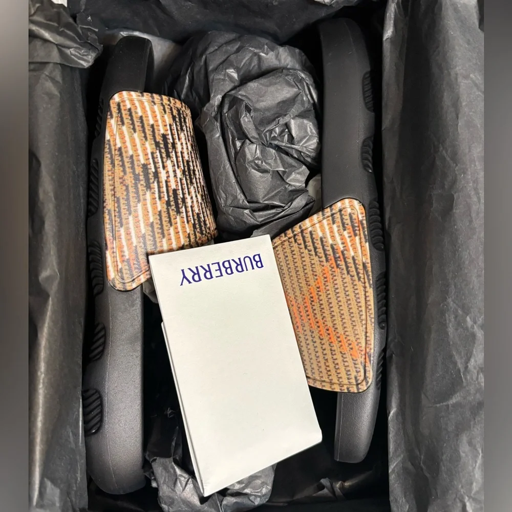 Burberry Check Dive Slides 39 New in box - Picture 12 of 14